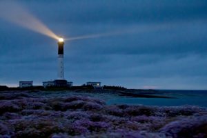 photo d'un phare dans la nuit